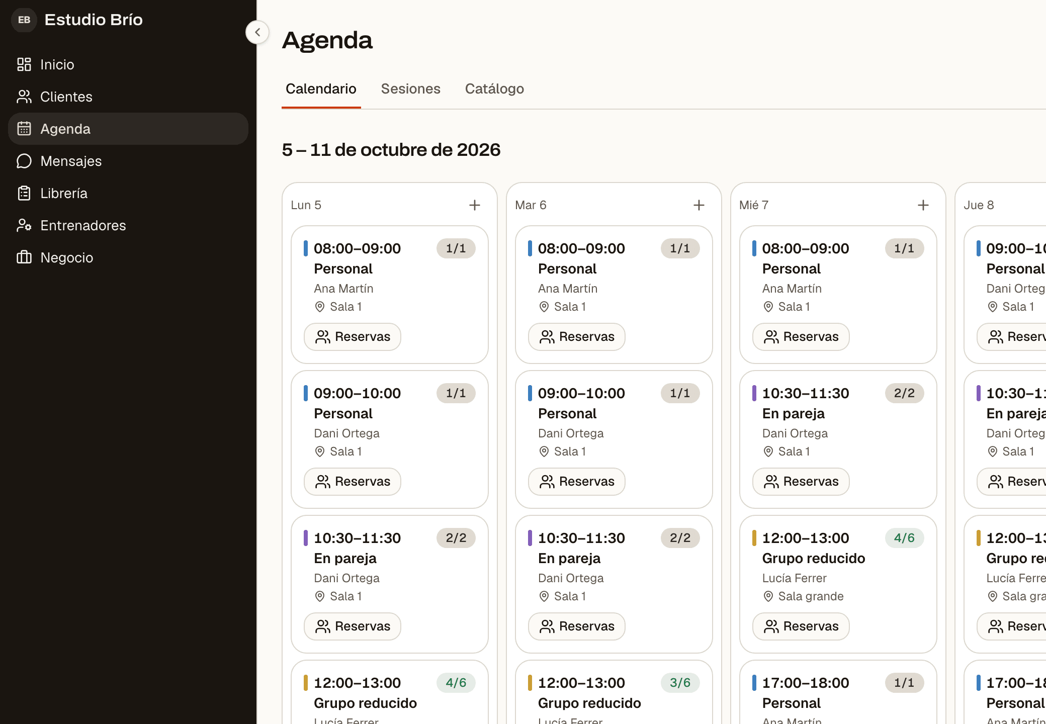 Agenda semanal del estudio con las sesiones de cada entrenador